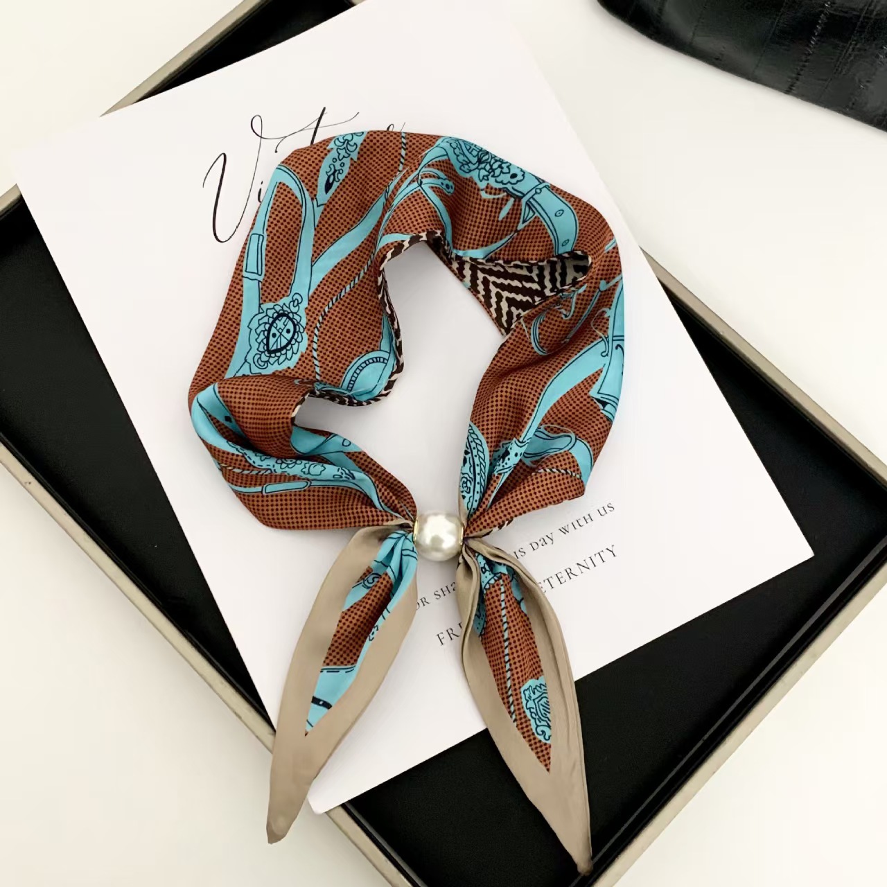 Pañuelo Magnético con Perlas,  - Silk Scarf Square reseña y precio
